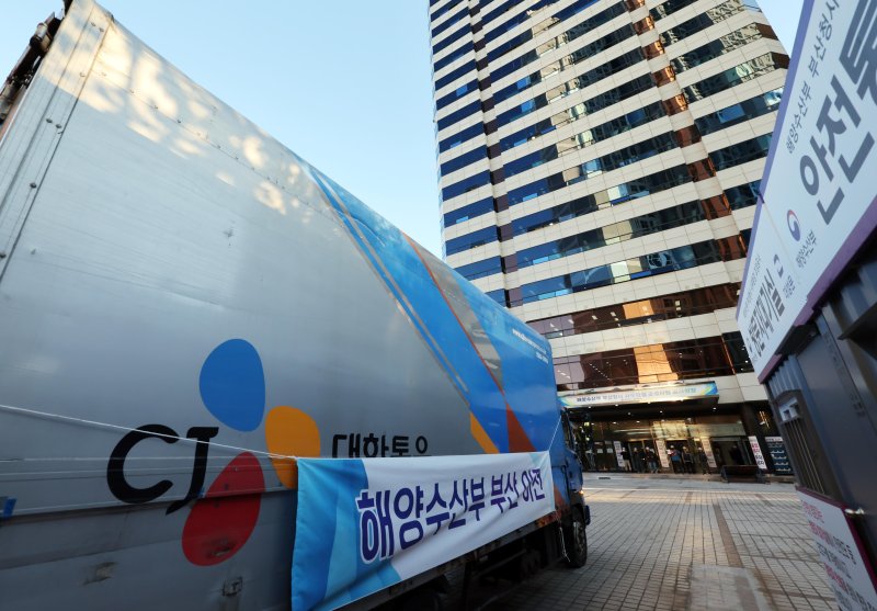 [부산=뉴시스] 하경민 기자 = 해양수산부가 세종에서 부산 동구 IM빌딩(본관)·협성타워(별관) 임시청사로 단계적 이전을 시작한 가운데 9일 첫 이삿짐을 실은 차량이 부산 본관 건물로 들어서고 있다. 해수부 이전을 위한 이사는 약 2주 간에 걸쳐 5t 트럭 249대와 하루 60여 명의 인력을 투입해 실국별로 순차적으로 진행된다. 2025.12.09. yulnetphoto@newsis.com