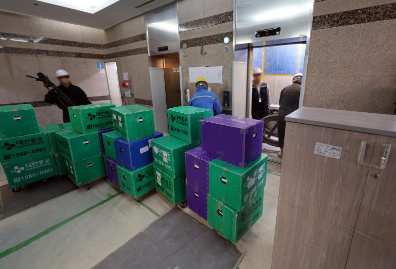 [부산=뉴시스] 하경민 기자 = 해양수산부가 세종에서 부산 동구 IM빌딩(본관)·협성타워(별관) 임시청사로 단계적 이전을 시작한 가운데 9일 이사업체 관계자들이 첫 이삿짐을 부산 본관 건물로 옮기고 있다. 해수부 이전을 위한 이사는 약 2주 간에 걸쳐 5t 트럭 249대와 하루 60여 명의 인력을 투입해 실국별로 순차적으로 진행된다. 2025.12.09. yulnetphoto@newsis.com