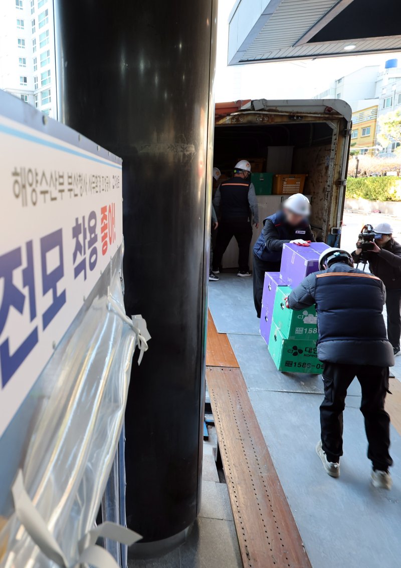 [부산=뉴시스] 하경민 기자 = 해양수산부가 세종에서 부산 동구 IM빌딩(본관)·협성타워(별관) 임시청사로 단계적 이전을 시작한 가운데 9일 이사업체 관계자들이 첫 이삿짐을 부산 본관 건물로 옮기고 있다. 해수부 이전을 위한 이사는 약 2주 간에 걸쳐 5t 트럭 249대와 하루 60여 명의 인력을 투입해 실국별로 순차적으로 진행된다. 2025.12.09. yulnetphoto@newsis.com