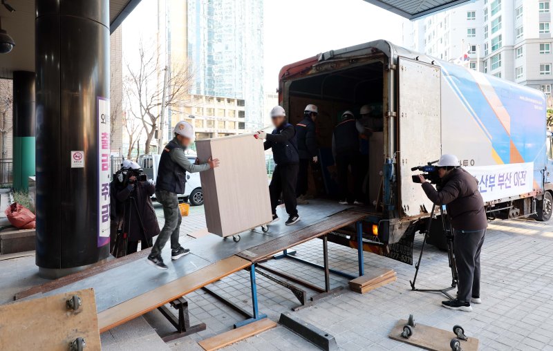[부산=뉴시스] 하경민 기자 = 해양수산부가 세종에서 부산 동구 IM빌딩(본관)·협성타워(별관) 임시청사로 단계적 이전을 시작한 가운데 9일 이사업체 관계자들이 첫 이삿짐을 부산 본관 건물로 옮기고 있다. 해수부 이전을 위한 이사는 약 2주 간에 걸쳐 5t 트럭 249대와 하루 60여 명의 인력을 투입해 실국별로 순차적으로 진행된다. 2025.12.09. yulnetphoto@newsis.com
