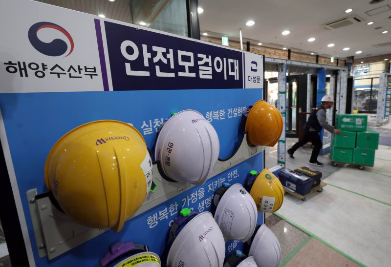 [부산=뉴시스] 하경민 기자 = 해양수산부가 세종에서 부산 동구 IM빌딩(본관)·협성타워(별관) 임시청사로 단계적 이전을 시작한 가운데 9일 이사업체 관계자들이 첫 이삿짐을 부산 본관 건물로 옮기고 있다. 해수부 이전을 위한 이사는 약 2주 간에 걸쳐 5t 트럭 249대와 하루 60여 명의 인력을 투입해 실국별로 순차적으로 진행된다. 2025.12.09. yulnetphoto@newsis.com