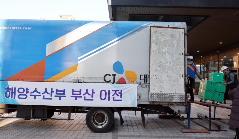 [부산=뉴시스] 하경민 기자 = 해양수산부가 세종에서 부산 동구 IM빌딩(본관)·협성타워(별관) 임시청사로 단계적 이전을 시작한 가운데 9일 이사업체 관계자들이 첫 이삿짐을 부산 본관 건물로 옮기고 있다. 해수부 이전을 위한 이사는 약 2주 간에 걸쳐 5t 트럭 249대와 하루 60여 명의 인력을 투입해 실국별로 순차적으로 진행된다. 2025.12.09. yulnetphoto@newsis.com