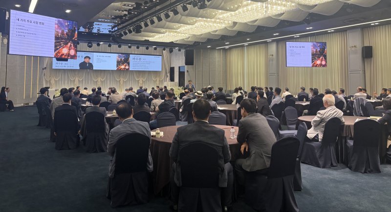 [안산=뉴시스]경제전문가 곽수종 박사가 23일 안산상공회의소 그레이트홀에서 최고경영자 대상 강연을 진행 중이다.(사진=안산상공회의소 제공)2025.09.23.photo@newsis.com *재판매 및 DB 금지