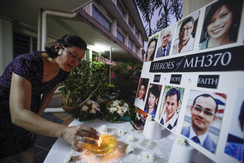 【 쿠알라룸푸르=AP/뉴시스】 ﻿﻿중국 법원이 2014년 실종된 말레이시아항공 MH370편 탑승객 일부 유가족이 제기한 손해배상 소송에 대해 1심 판결을 내렸다. 사진은 실종 2주년인 2016년 3월8일 말레시아 쿠알라룸푸르의 교회에서 한 여성이 실종자를 추모하는 모습. 2025.12.09