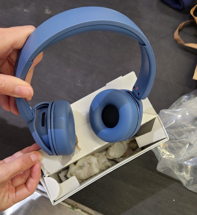 관세청 인천공항세관이 적발한 헤드셋 박스 속 MDMA. 관세청 인천공항세관 제공