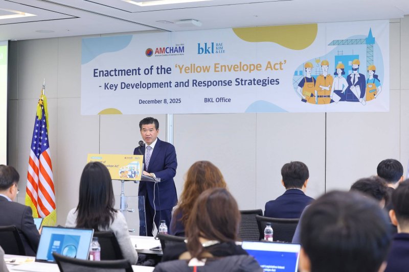 제임스 김 주한미국상공회의소 회장이 8일 '노란봉투법 제정–주요 동향 및 대응전략'을 주제로 열린 암참 인사이트 세션에서 발언하고 있다.(암참 제공)