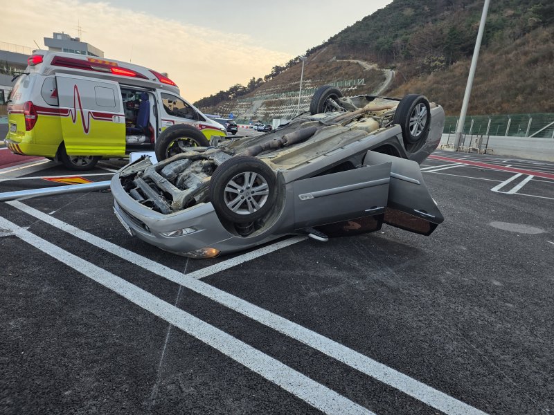 8일 오후 4시4분쯤 경북 포항~영덕고속도로 포항방향 포항휴게소에서 승용차가 구조물과 충돌한 후 전복돼 운전자 등 2명이 다쳤다. (영덕소방소방서 제공, 재판매 및 DB금지) 2025.12.9/뉴스1