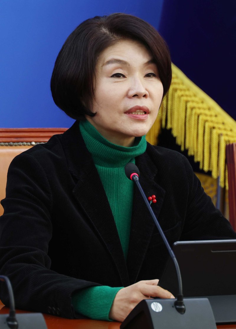 [서울=뉴시스] 조성봉 기자 = 한정애 더불어민주당 정책위의장이 지난 4일 오전 서울 여의도 국회에서 열린 정책조정회의에서 발언을 하고 있다. 2025.12.04. suncho21@newsis.com