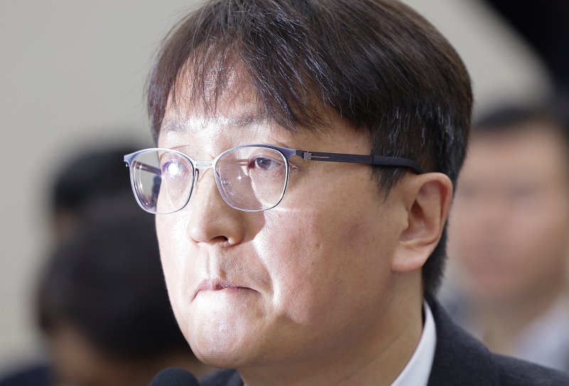 박대준 쿠팡 대표이사가 지난 2일 서울 여의도 국회 과학기술정보방송통신위원회에서 열린 쿠팡 침해사고 관련 현안 질의에서 생각에 잠겨 있다. 2025.12.2/뉴스1 ⓒ News1 신웅수 기자