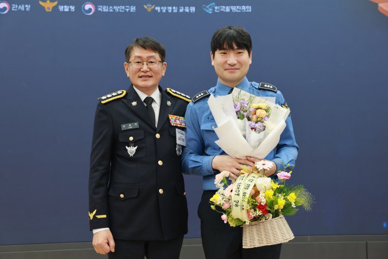 [태안=뉴시스] 윤영섭(오른쪽) 태안해경 경장이 지난 8일 국회의원회관에서 열린 '2025 국민안전발명챌린지'에서 금상을 수상한 후 김용진 청장과 기념 사진을 찍고 있다. (사진=태안해양경찰서 제공) 2025.12.09. photo@newsis.com *재판매 및 DB 금지