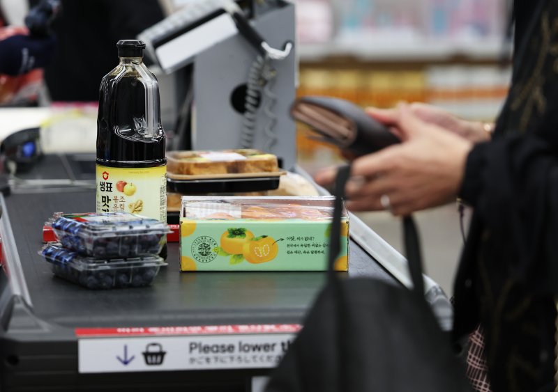 서울의 한 대형마트에서 장을 보는 시민들.ⓒ News1 오대일 기자