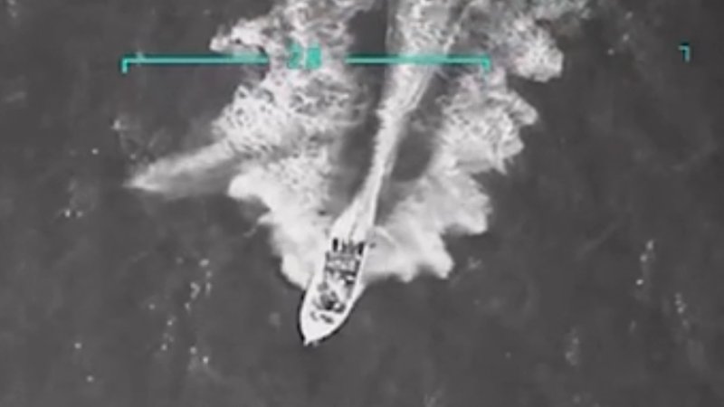 [서울=뉴시스]도널드 트럼프 미 대통령이 지난 9월2일(현지시각) 카리브해에서 미군이 공습한 마약 보트라며 소개한 동영상의 한 장면. 이 공격에서 2명의 생존자가 있었으나 미군이 추가 공격해 살해했음이 드러났다. (출처 트럼프 트루스 소셜 동영상에서 캡처) 2025.12.9.