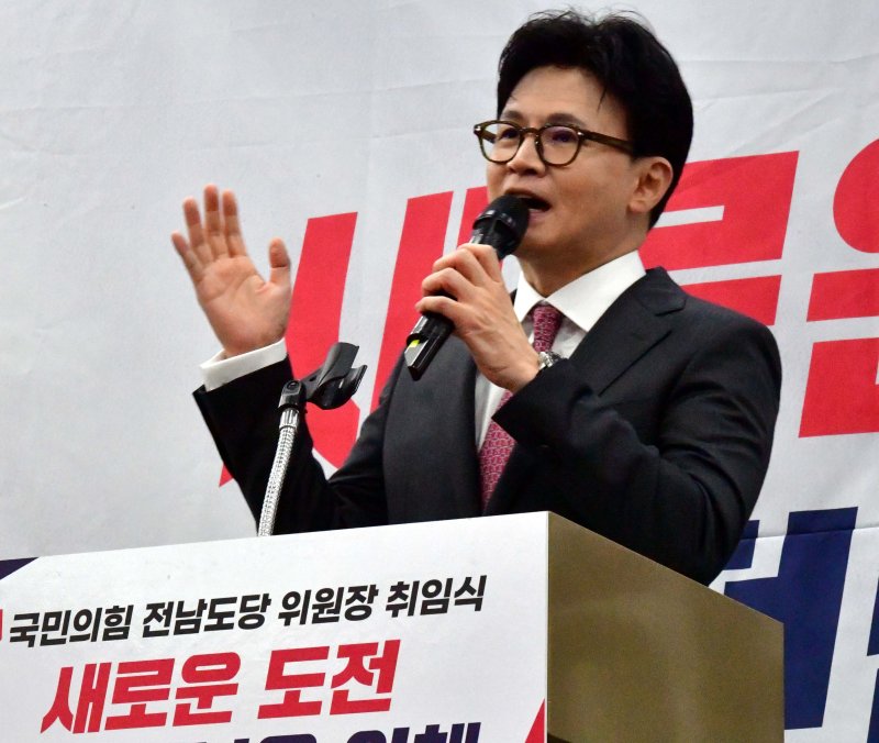 [광주=뉴시스] 이현행 기자 = 한동훈 전 국민의힘 당 대표가 11일 오후 광주 서구 홀리데이인호텔에서 김화진 국힘 전남도당위원장 취임식에 참석해 축사하고 있다. 2025.08.11. lhh@newsis.com