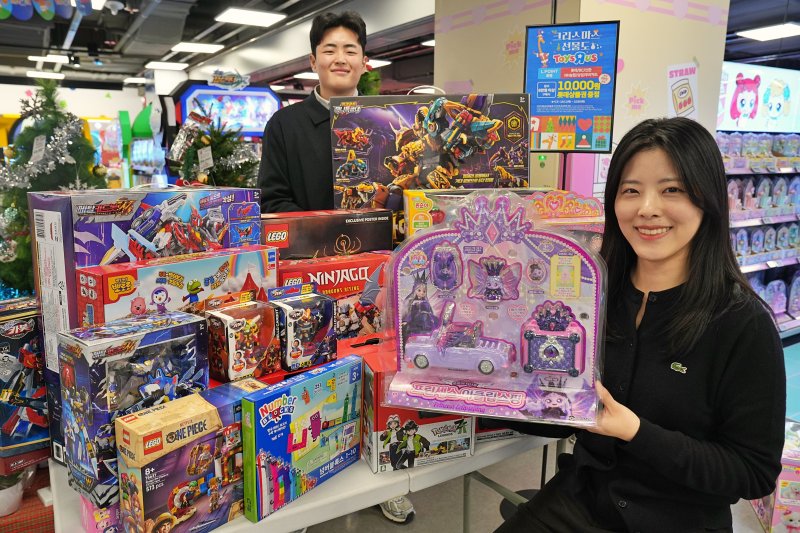 모델들이 롯데마트 토이저러스의 크리스마스 시즌 할인행사를 홍보하고 있다. 롯데마트 제공