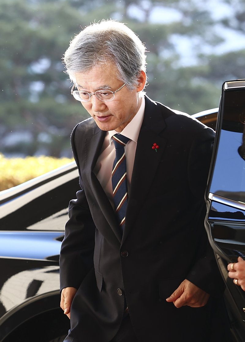 [서울=뉴시스] 김근수 기자 = 조희대 대법원장이 9일 오전 서울 서초구 대법원 청사로 출근하고 있다. 2025.12.09. ks@newsis.com