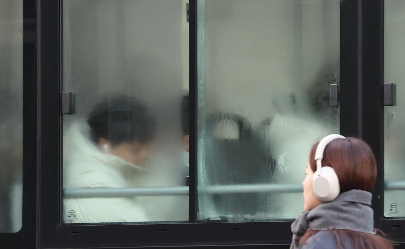 영하권의 기온을 보인 9일 오전 서울 종로구 세종대로 사거리 앞을 지나는 버스 창문에 기온차로 인한 물방울이 맺혀 있다. 2025.12.9/뉴스1 ⓒ News1 장수영 기자