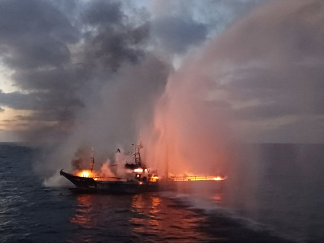 [서귀포=뉴시스] 12일 서귀포해양경찰서와 제주소방안전본부에 따르면 이날 오전 3시52분께 서귀포시 마라도 남동쪽 약 35㎞ 해상에서 부산선적 대형선망 A(129t·승선원 27명)호에서 불이 났다는 신고가 접수됐다. 사진은 불길이 치솟는 선박 화재를 진압하는 모습. (사진=서귀포해양경찰서 제공) 2025.10.12. photo@newsis.com *재판매 및 DB 금지