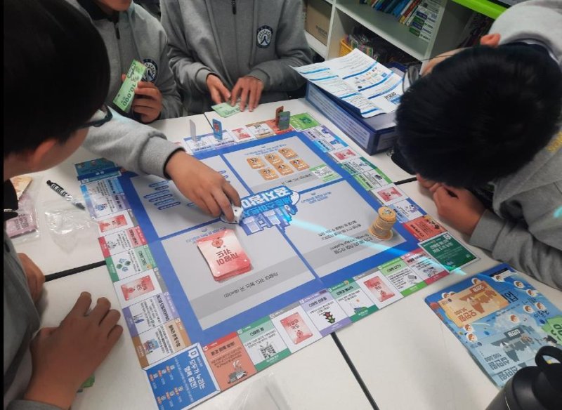 세종시 한 중학교 학생들이 교육청 진로교육원이 자체개발한 보드게임 교루를 활용해 스마트시티 교육을 받고 있다. (세종시교육청 제공. 재판매 및 DB금지)