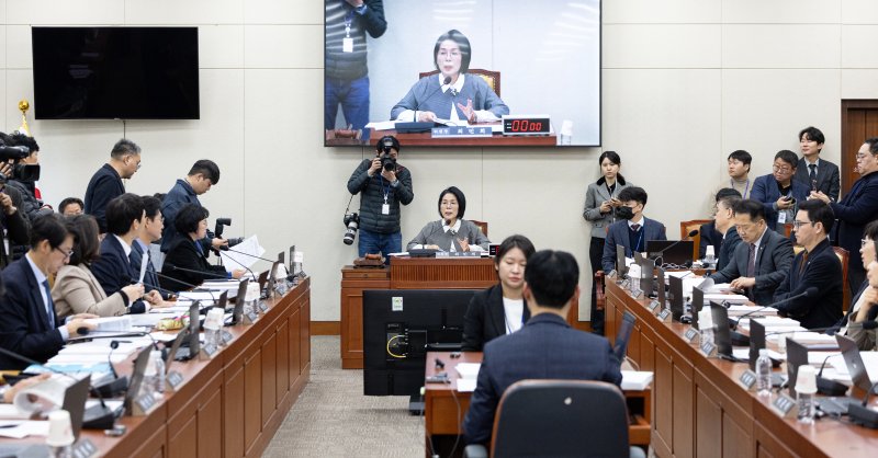 9일 서울 여의도 국회에서 열린 제429회국회(정기회) 과학기술정보방송통신위원회 제19차 전체회의에서 최민희 위원장이 발언하고 있다. 2025.12.9/뉴스1 ⓒ News1 이승배 기자