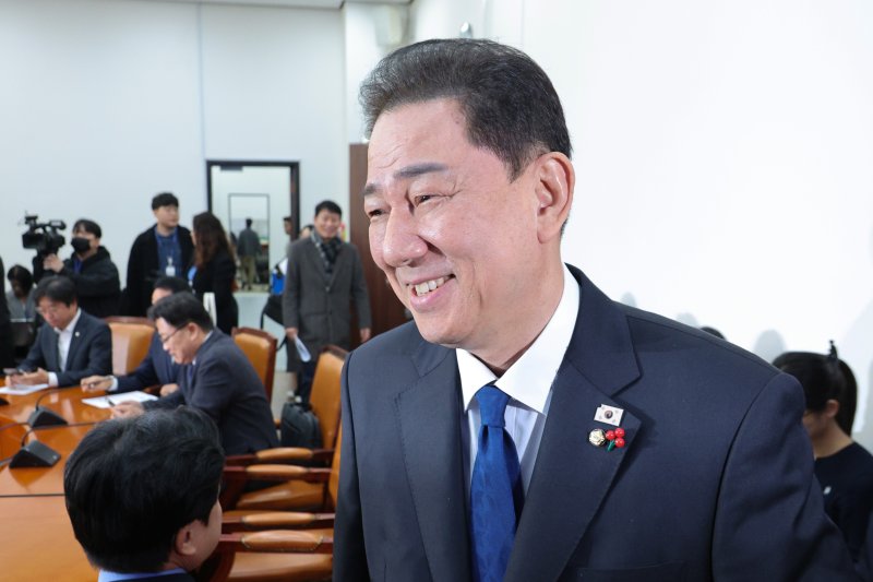 김병기 더불어민주당 원내대표가 9일 서울 여의도 국회에서 열린 원내대책회의에 참석하고 있다. 2025.12.9/뉴스1 ⓒ News1 신웅수 기자