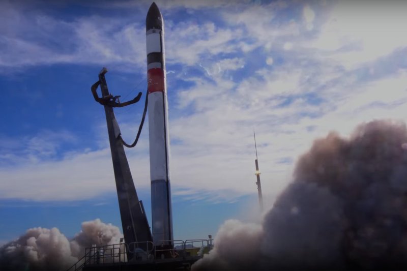 국내 최초로 양산형으로 개발된 '초소형 군집위성' 1호를 실은 우주발사체가 24일 오전 7시 32분(현지시간 오전 10시 32분)에 뉴질랜드 마히아 발사장에서 발사되고 있다. 초소형군집위성은 한반도와 주변 해역을 정밀 감시하고 국가안보 및 재난·재해에 신속히 대응하기 위해 2020년부터 한국과학기술원(KAIST)에서 개발됐다.(로켓랩 유튜브 캡처) 2024.4.24/뉴스1