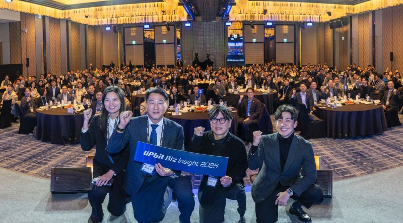 업비트 운영사 두나무가 지난 8일 서울 포시즌스 호텔에서 ‘업비트 비즈 인사이트(UBI) 2025’를 개최했다. (왼쪽부터) 윤선주 두나무 최고브랜드임팩트책임자(CBIO), 오경석 두나무 대표, 정민석 두나무 최고운영책임자(COO), 손혁진 두나무 법인총괄. 두나무 제공.