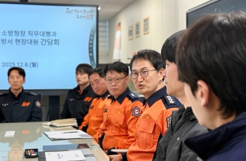 김승룡 소방청장 직무대행이 8일 서울 영등포소방서를 방문하여 구급대원 등 현장대원들을 격려하고 애로사항을 청취하고 있다