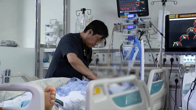 중환자실에서 처치하는 장성욱 센터장. (단대병원 제공. 재판매 및 DB금지)