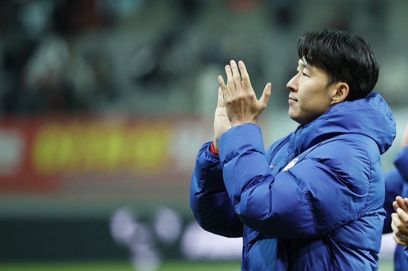 [서울=뉴시스] 정병혁 기자 = 18일 오후 서울 마포구 서울월드컵경기장에서 열린 축구 국가대표팀 평가전 대한민국과 가나의 경기, 1-0으로 승리한 대한민국 손흥민이 관중에게 인사하고 있다. 2025.11.18. jhope@newsis.com