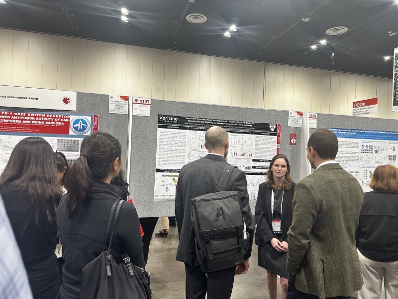 7일(현지시간) 미국혈액학회(ASH 2025)에서 베리스모 테라퓨틱스의 메건 블레어 연구원이 혈액암 CAR-T 치료제 'SynKIR-310'의 전임상 결과가 담긴 포스터 내용을 참관객들에게 설명하고 있다. (HLB이노베이션 제공)