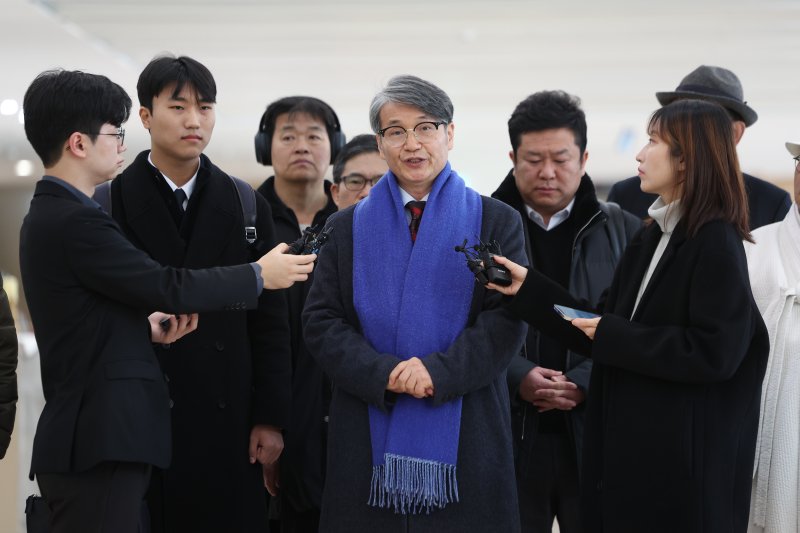 [서울=뉴시스] 김건희 여사를 둘러싼 '수사 무마' 의혹을 수사하는 특별검사팀이 9일 김건희 여사에게 명품백을 선물한 최재영 목사를 소환했다. 2025.12.09. photo@newsis.com