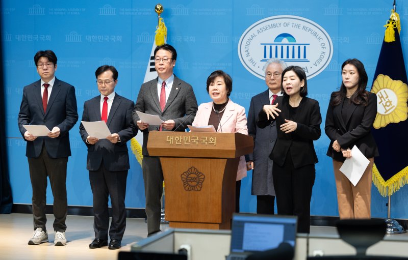 조배숙 국민의힘 사법정의수호 및 독재저지 특별위원장이 9일 서울 여의도 국회 소통관에서 더불어민주당의 2차 종합특검 관련 규탄 기자회견을 하고 있다. 뉴스1