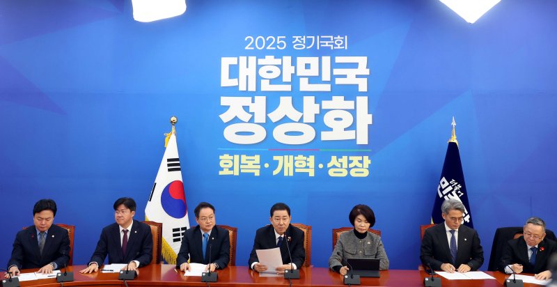 [서울=뉴시스] 조성봉 기자 = 김병기 더불어민주당 원내대표가 9일 오전 서울 여의도 국회에서 열린 원내대책회의에서 발언을 하고 있다. 2025.12.09. suncho21@newsis.com