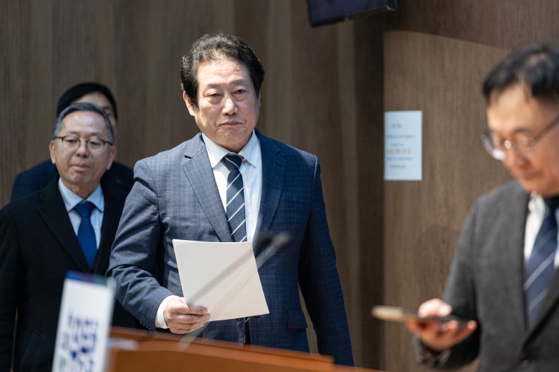 유동철 더불어민주당 부산수영구지역위원장이 9일 서울 국회 여의도 소통관에서 최고위원 출마선언을 위해 단상으로 향하고 있다. 2025.12.9/뉴스1 ⓒ News1 이승배 기자