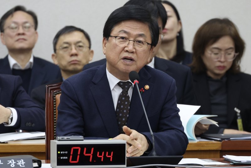 [서울=뉴시스] 조성봉 기자 = 최교진 교육부 장관이 9일 오전 서울 여의도 국회에서 열린 교육위원회 전체회의에서 의원 질의에 답변하고 있다. 2025.12.09. suncho21@newsis.com