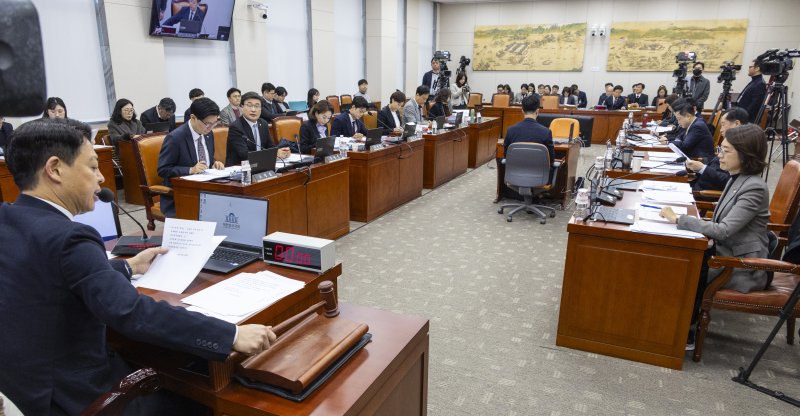 국회 교육위원회 김영호 위원장이 9일 국회에서 열린 교육위원회 전체 회의에서 상정된 법안을 처리하고 있다. 연합뉴스