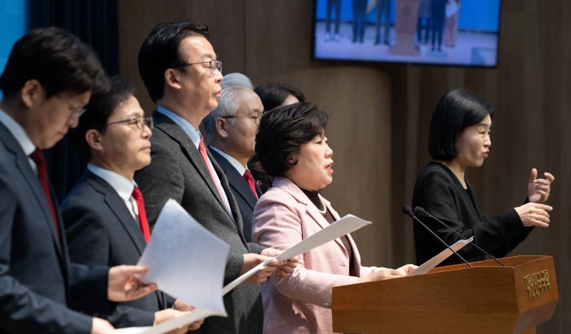 조배숙 국민의힘 사법정의수호 및 독재저지 특별위원장이 9일 서울 여의도 국회 소통관에서 더불어민주당의 2차 종합특검 관련 규탄 기자회견을 하고 있다. 2025.12.9/뉴스1 ⓒ News1 이승배 기자