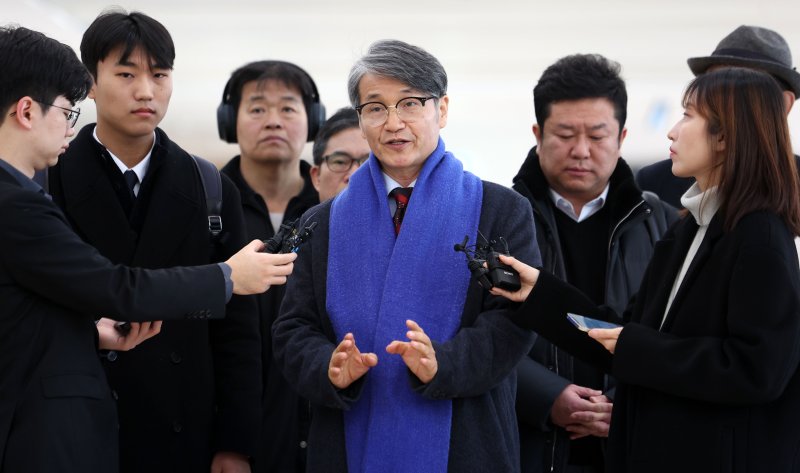 [서울=뉴시스] 김선웅 기자 = 최재영 목사가 9일 서울 종로구 김건희특검팀(특별검사 민중기)에서 열리는 '디올백 수수 의혹' 관련 참고인 조사에 출석하며 입장을 말하고 있다. 최 목사는 지난 2022년 9월 당시 영부인 김건희 여사에게 300만원 상당의 디올백을 선물하고 이 과정을 몰래 촬영해 인터넷에 유포한 바 있다. 2025.12.09. mangusta@newsis.com