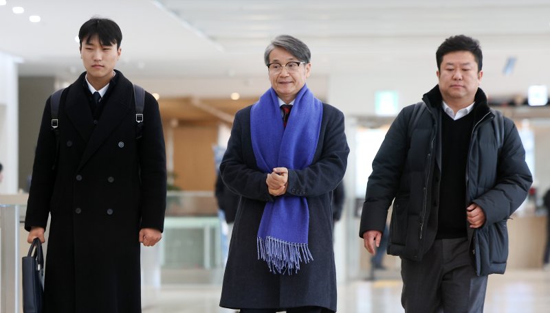 [서울=뉴시스] 김선웅 기자 = 최재영 목사가 9일 서울 종로구 김건희특검팀(특별검사 민중기)에서 열리는 '디올백 수수 의혹' 관련 참고인 조사에 출석하고 있다. 최 목사는 지난 2022년 9월 당시 영부인 김건희 여사에게 300만원 상당의 디올백을 선물하고 이 과정을 몰래 촬영해 인터넷에 유포한 바 있다. 2025.12.09. mangusta@newsis.com