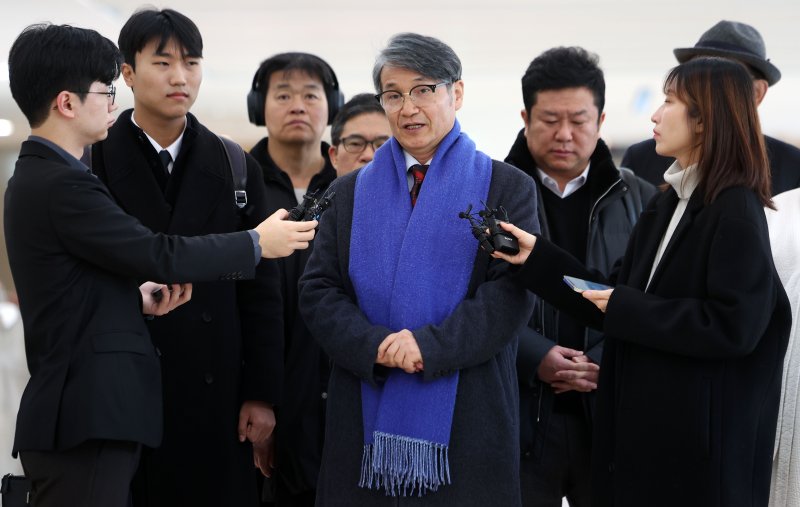 [서울=뉴시스] 김선웅 기자 = 최재영 목사가 9일 서울 종로구 김건희특검팀(특별검사 민중기)에서 열리는 '디올백 수수 의혹' 관련 참고인 조사에 출석하며 입장을 말하고 있다. 최 목사는 지난 2022년 9월 당시 영부인 김건희 여사에게 300만원 상당의 디올백을 선물하고 이 과정을 몰래 촬영해 인터넷에 유포한 바 있다. 2025.12.09. mangusta@newsis.com