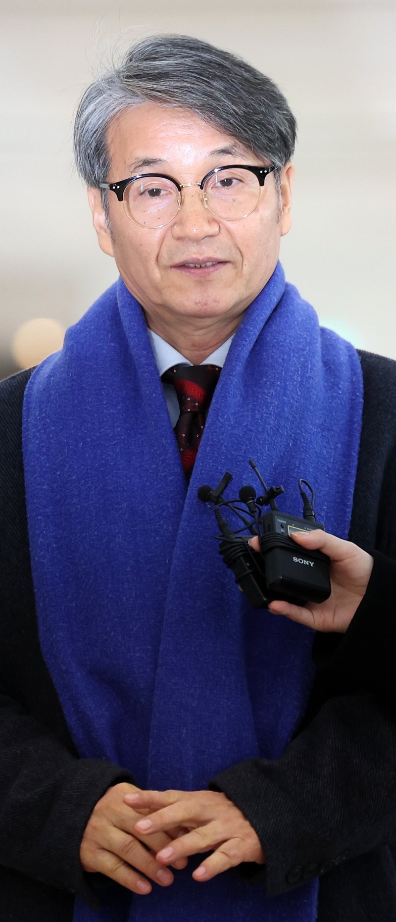 [서울=뉴시스] 김선웅 기자 = 최재영 목사가 9일 서울 종로구 김건희특검팀(특별검사 민중기)에서 열리는 '디올백 수수 의혹' 관련 참고인 조사에 출석하며 입장을 말하고 있다. 최 목사는 지난 2022년 9월 당시 영부인 김건희 여사에게 300만원 상당의 디올백을 선물하고 이 과정을 몰래 촬영해 인터넷에 유포한 바 있다. 2025.12.09. mangusta@newsis.com