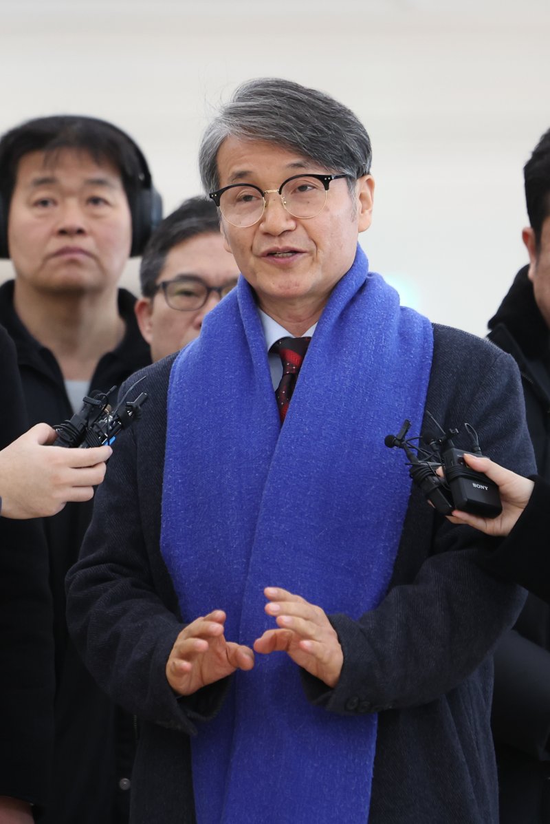 [서울=뉴시스] 김선웅 기자 = 최재영 목사가 9일 서울 종로구 김건희특검팀(특별검사 민중기)에서 열리는 '디올백 수수 의혹' 관련 참고인 조사에 출석하고 있다. 최 목사는 지난 2022년 9월 당시 영부인 김건희 여사에게 300만원 상당의 디올백을 선물하고 이 과정을 몰래 촬영해 인터넷에 유포한 바 있다. 2025.12.09. mangusta@newsis.com