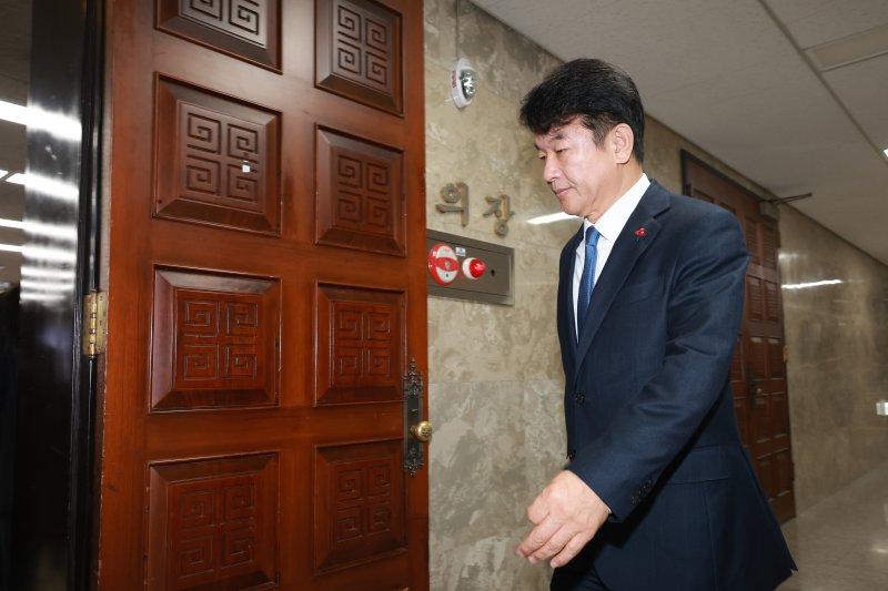 [서울=뉴시스] 고승민 기자 = 문진석 더불어민주당 원내운영수석부대표가 8일 서울 여의도 국회에서 열린 의원총회에 참석하고 있다. 2025.12.08. kkssmm99@newsis.com