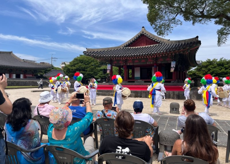 [제주=뉴시스] 제주시가 추진하는 크루즈 연계 지역경제 활력 증진 행사 모습. (사진=제주시 제공) 2025.12.09. photo@newsis.com *재판매 및 DB 금지