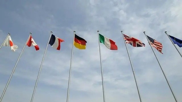 [서울=뉴시스]주요 7개국(G7) 회원국들의 국기. 왼쪽부터 일본, 캐나다, 프랑스, 독일, 이탈리아, 영국, 미국과 유럽연합(EU) 국기. (출처=튀르키예 예니사팍 홈페이지) 2025.12.9. *재판매 및 DB 금지