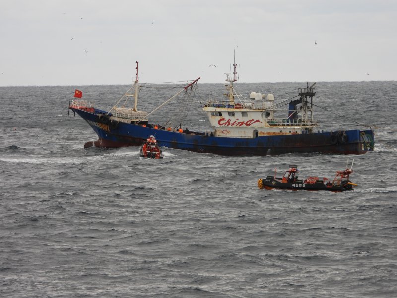 우리 배타적경제수역(EZZ)에서 불법조업 중인 중국선박(해양경찰청 제공/뉴스1)