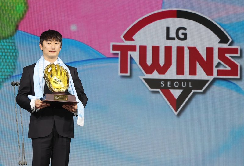 생애 첫 골든글러브 수상을 노리는 신민재. 사진은 선수협 주최 리얼글러브 어워드에서 2루수 부문 상을 받은 모습. / 뉴스1 DB ⓒ News1 김진환 기자