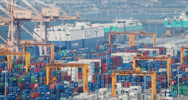 10일 경기 평택시 포승읍 평택항 수출 야적장에 컨테이너들이 쌓여있다. 2025.4.10/뉴스1 ⓒ News1 김영운 기자