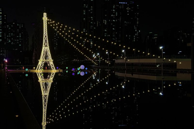 부산시민공원에서 열리고 있는 ‘2025 부산시민공원 빛 축제, 빛의 거리’ 현장. 부산시설공단 제공