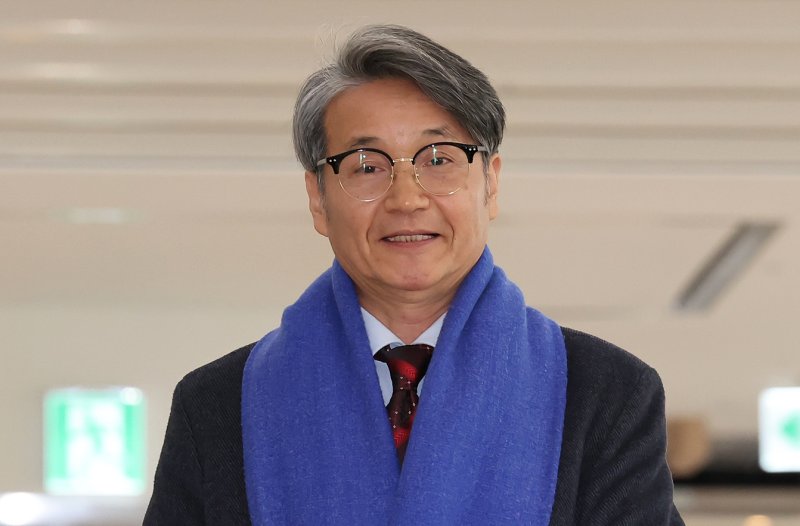 김건희 여사에게 명품 가방을 선물한 것으로 알려진 최재영 목사가 9일 오전 서울 종로구 광화문 KT 빌딩에 위치한 김건희 특검에 참고인 신분으로 출석하고 있다. 2025.12.9/뉴스1 ⓒ News1 장수영 기자